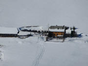 Tele-Blick vom Fuß des Ahornkopfs nach Westen zur Erlenbacher Hütte am 30.1.2011