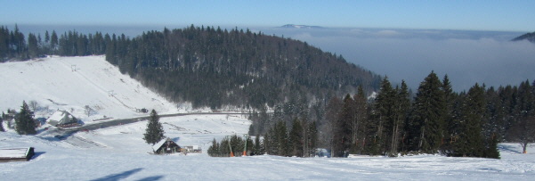 Blick nach Nordwesten ber zwei Skilifte, Stollenbacher Htte und Ruheberg zum Rheintalnebel und Kandel am 31.1.2011