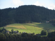 Tele-Blick von Breitnau nach Süden zu Scherzingerhof und Skihang Windeck am 18.7.2011