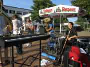 PH-Sommerfest am 5.7.2011: Ro Kuijpers am Schlagzeug in seinem Element