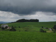 Blick nach Westen zu Vorderer Willmen und Amandenhof (rechts) am 24.7.2011 - gleich regnet es