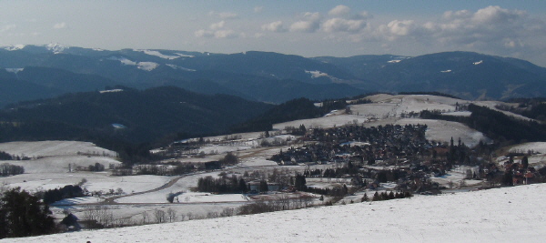Blick vom Heitzmannsberg nach Süden über St.Peter zu Feldberg (links) und Schauinsland (rechts) am 7.3.2012