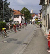 Am Sonntag, 25.8.2002, um 14 Uhr in Kirchzarten: Die Spitzengruppe kommt fährt - von Thurner und Spirzen kommend - durch Kirchzarten in Richtung Oberried und Notschrei. 