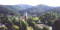 Blick nach Süden in Littenweiler zum Turm der St.Barbara-Kirche und Kybfelsen