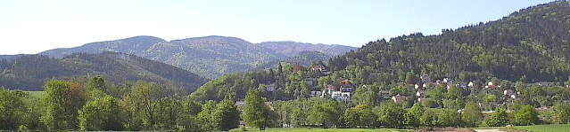 Blick vom Dreisamtal zu Littenweiler-Hörchersberg und ins Kappler Tal am 10.Mai 2002 - oben der Schauinsland